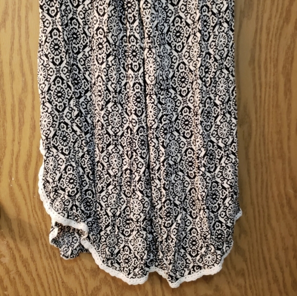 Really pretty black and white patterned "pants" with lace lined splits at sides. - Picture 6 of 7